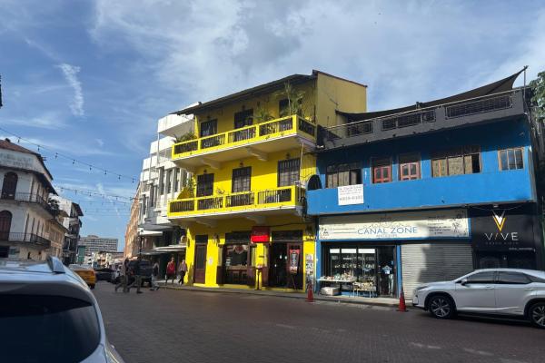 Building across from plaza arango in santa ana.