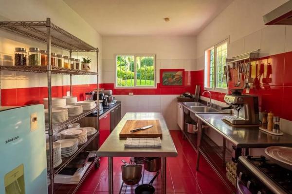 Propiedad con casa principal, 6 estudios y piscina