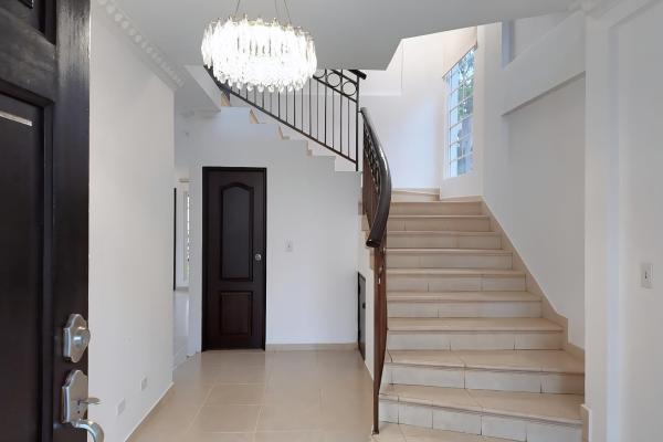 Alquiler de casa unifamiliar en esquina – costa sur, villa valencia