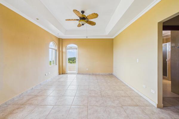 Casa con vistas a la montaña y al océano en venta en sora