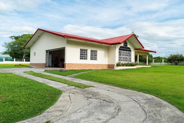 La casa de tus sueños con un amplio terreno en boquerón