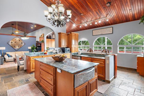 Elegante casa estilo colonial en valle escondido boquete
