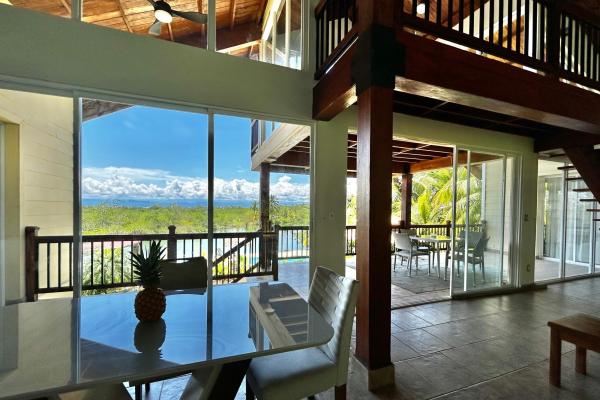 Hermosa villa frente al agua con muelle privado en sunset point, isla colón