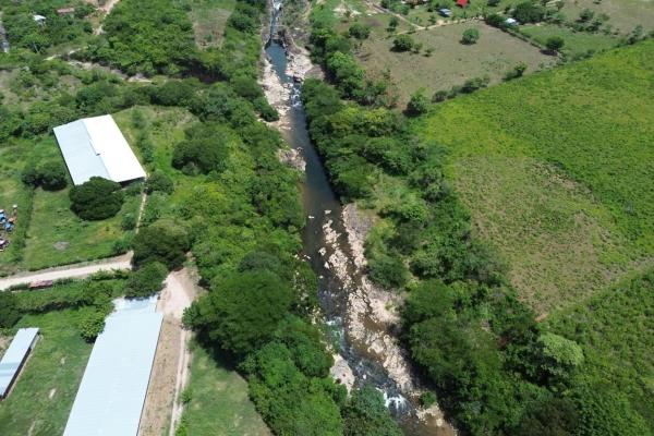 Granja de 13.6 ha con casa, galeras y río en natá, coclé