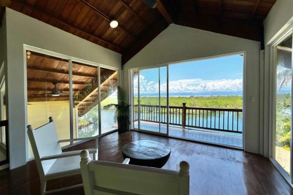 Hermosa villa frente al agua con muelle privado en sunset point, isla colón