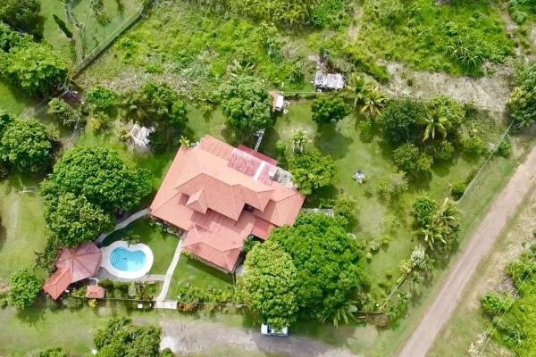Familial country house with pool