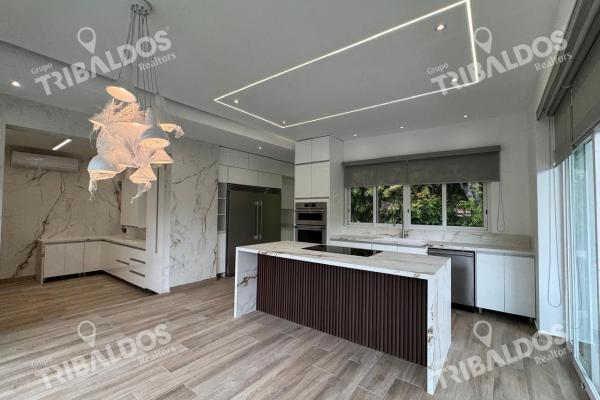 Venta o alquiler de espectacular casa en altos del golf con piscina