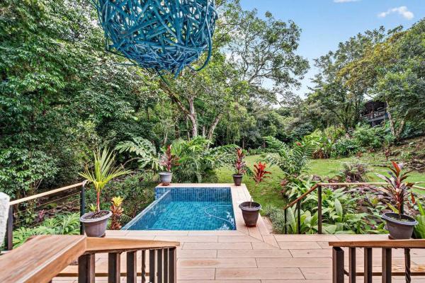 Finca ribereña con dos casas en 3,14 acres.
