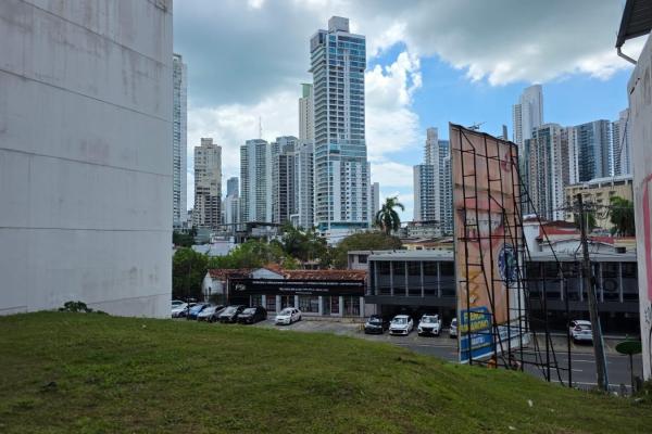 Commercial lot via españa/la cresta