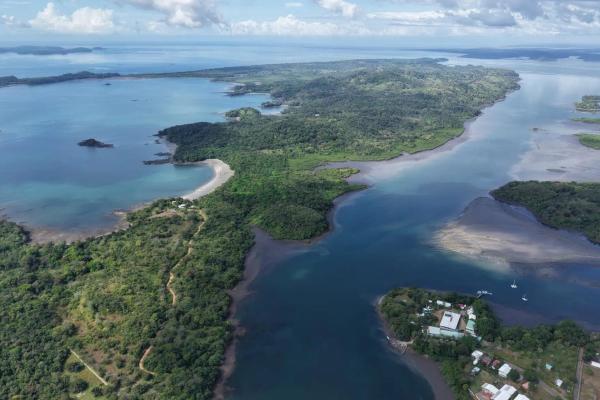 Terreno insular de 10,5 hectáreas con acceso por carretera.