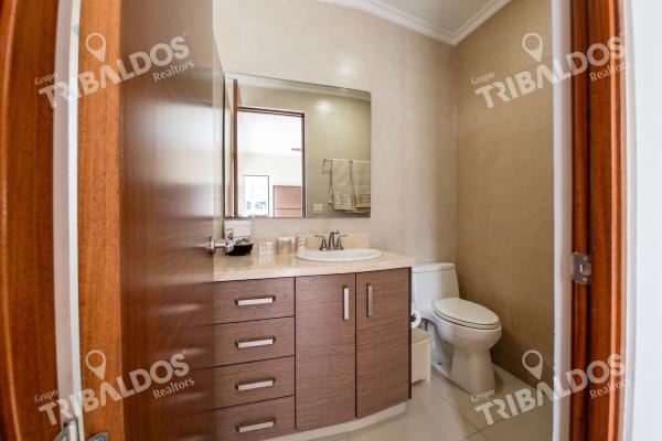 Venta de apartamento en ph hoyo 18 islamar, vista mar