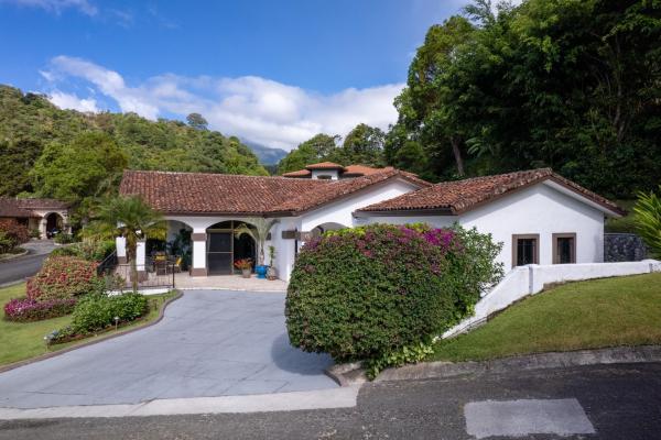 Luxury home for sale in valle escondido boquete