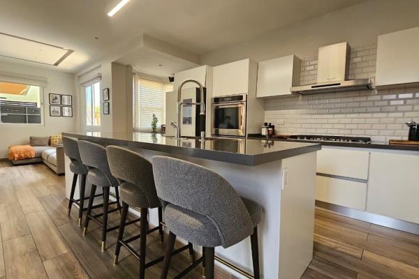 Venta casa unifamiliar de esquina remodelada costa sur