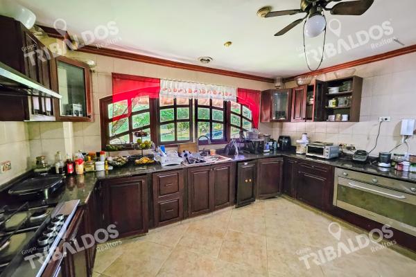 Venta de amplia casa en albrook