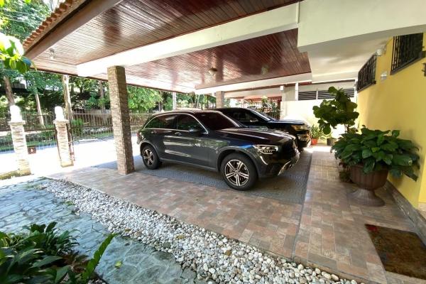 Family home with a pool and jacuzzi. just bring yo