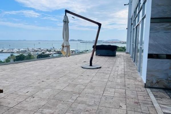Se vende bonito apartamento frente a la bahia.