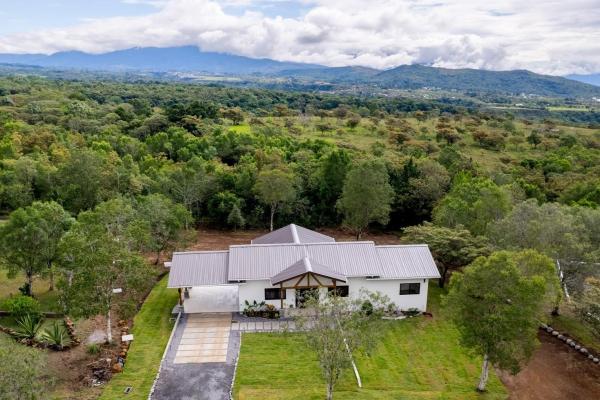 Nueva casa potrerillos con acabados de calidad.