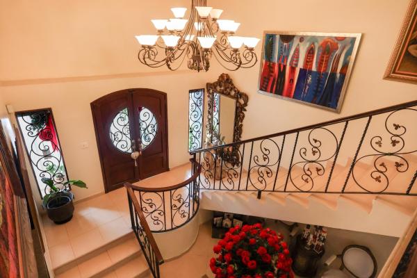 Venta de casa de 2 niveles en altos de panamá