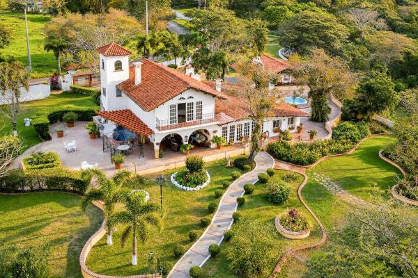 Venta de residencia tipo hacienda con ríos y senderos vía al valle de antón