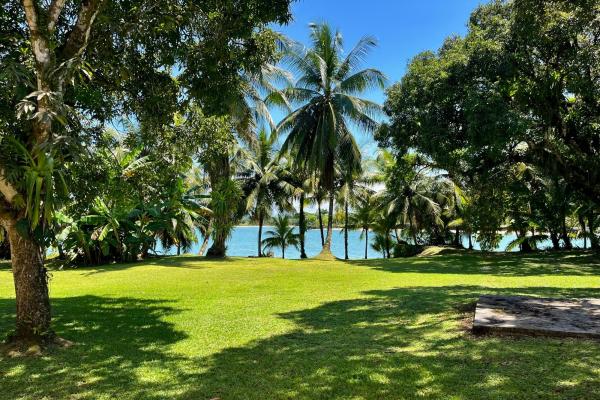 Prime oceanfront estate w/dock & beach, isla colon