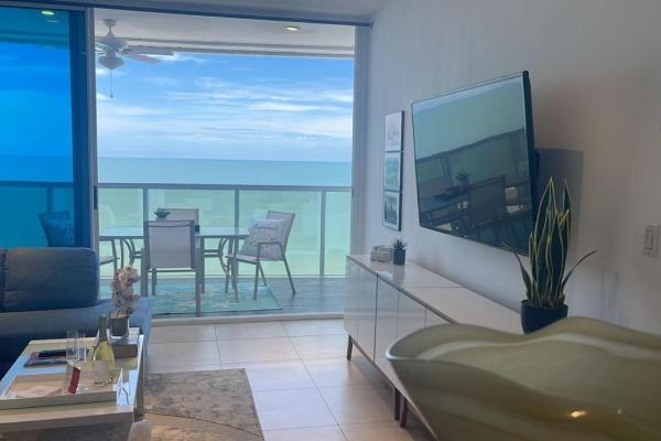Apartamento moderno de 2 habitaciones frente al mar en playa malibú