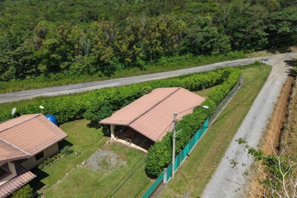 Casa familiar con jardines y taller en un terreno de 3486 m² en potrerillos