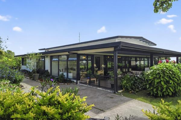 Country estate with multiple buildings in palmira