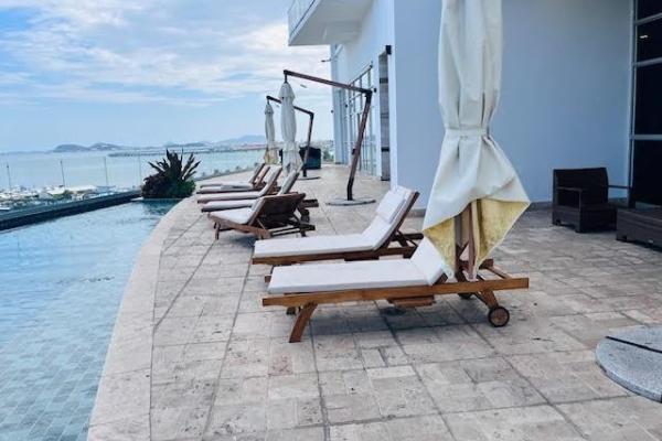 Se vende bonito apartamento frente a la bahia.