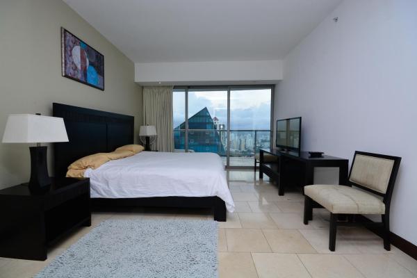 Apartamento amueblado de 2 dormitorios más estudio con vistas al mar.