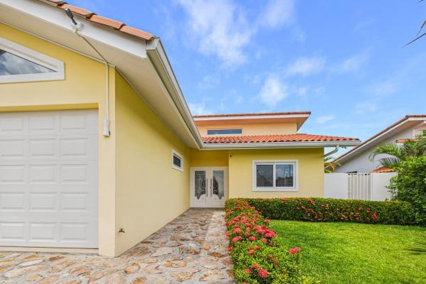 Beautiful modern 2 bdrm home with pool