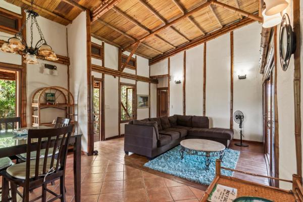 Eco-friendly 2 bed 2 bath bamboo home in boquete