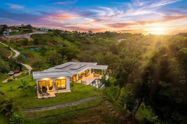 Casa frente a la playa con casita y piscina en hermosa bay