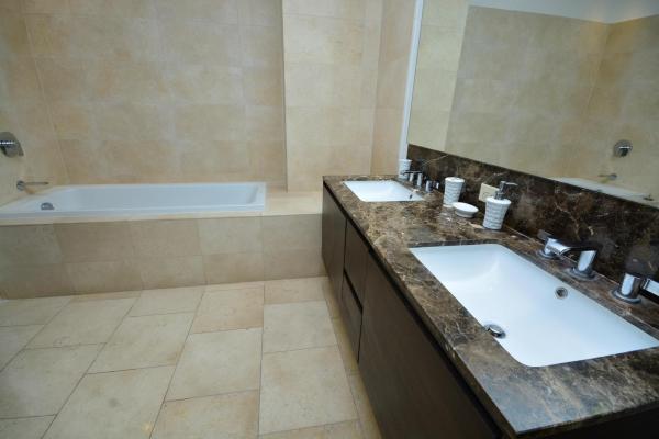 Apartamento amueblado de 2 dormitorios más estudio con vistas al mar.