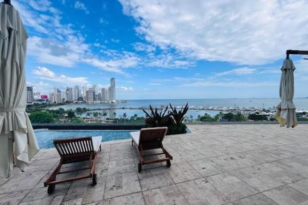 Se vende bonito apartamento frente a la bahia.