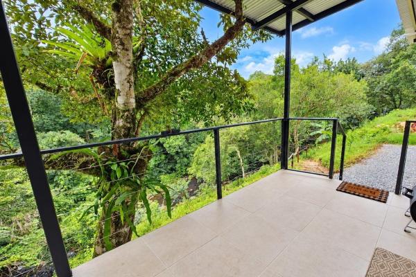 Finca ribereña con dos casas en 3,14 acres.