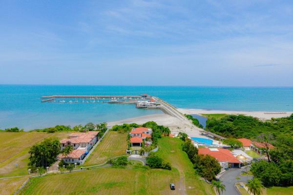 Beachfront apartment with ocean view, ph las olas
