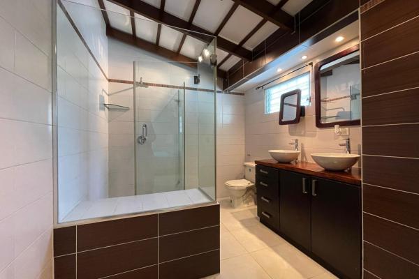 Casa para venta en el corazón de coronado!