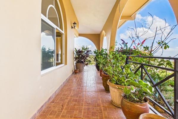 Casa con vistas a la montaña y al océano en venta en sora