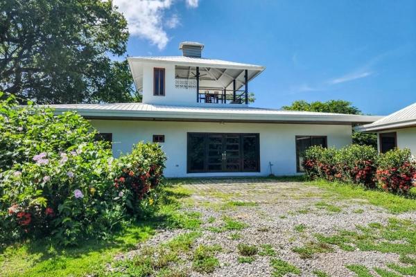 Four-bedroom ocean view home in boca chica
