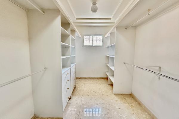 Venta de amplia casa en altos de panama con piscina propia por debajo de avaluo