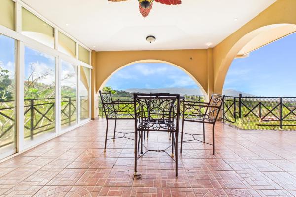 Casa con vistas a la montaña y al océano en venta en sora