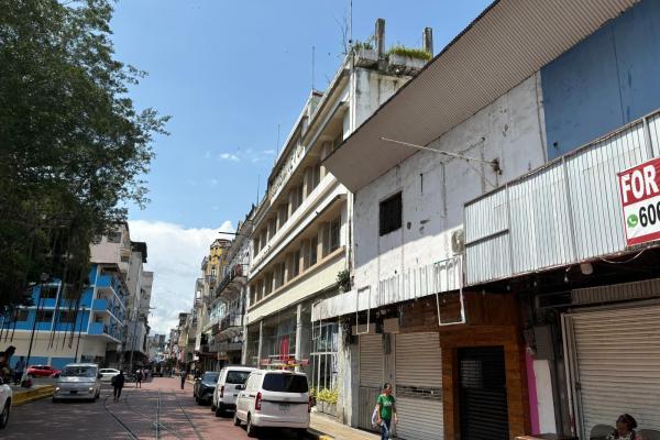 Edificio con 3 locales comerciales en santa ana. (casa angélica)