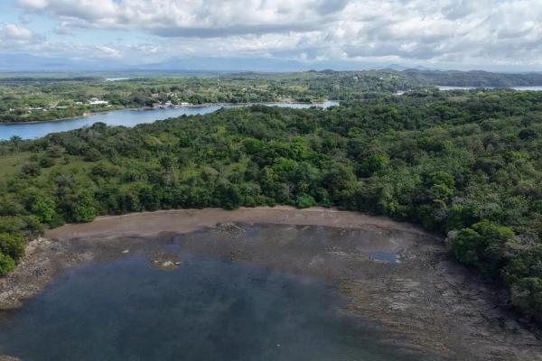 Terreno insular de 10,5 hectáreas con acceso por carretera.