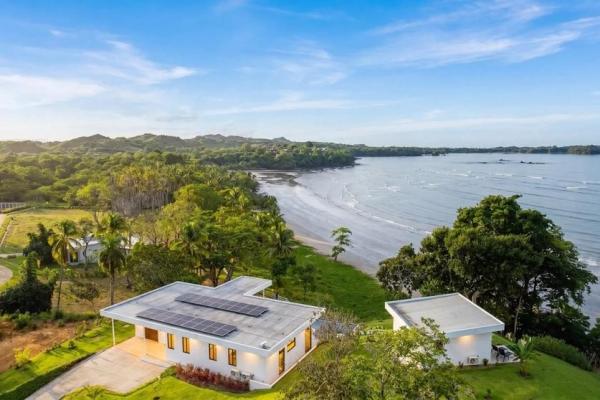 Casa frente a la playa con casita y piscina en hermosa bay