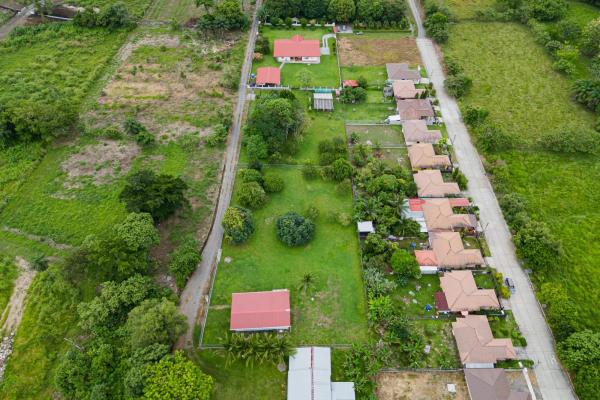 La casa de tus sueños con un amplio terreno en boquerón