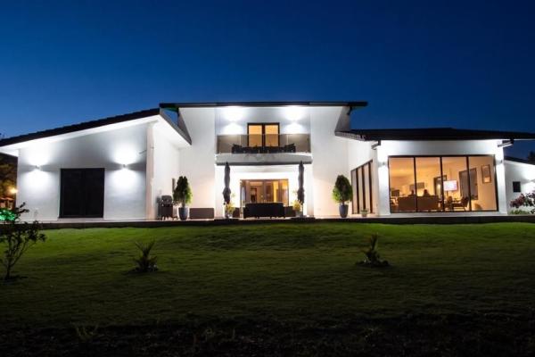 Casa de estilo contemporáneo en boquete country club, panamá.
