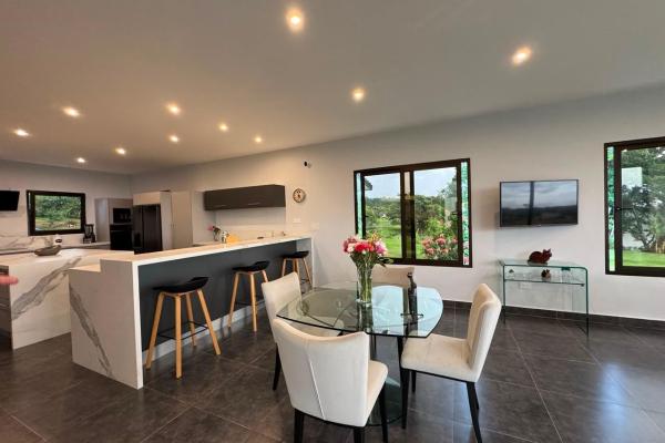 Casa de estilo contemporáneo en boquete country club, panamá.