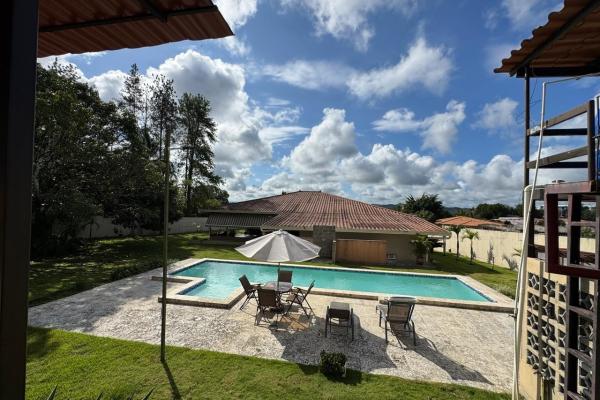 Casa con piscina en lote de 2.239 m²