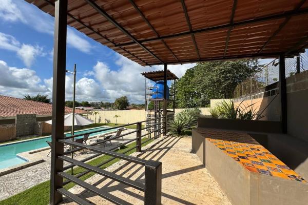 Casa con piscina en lote de 2.239 m²