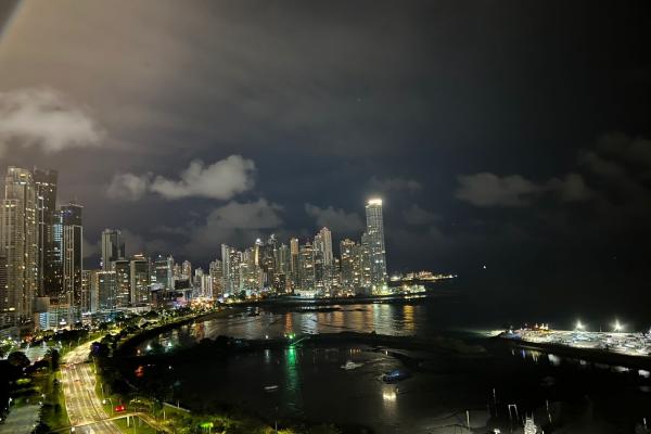 Hermoso apartamento en ave. balboa, ph sky residence con vista al mar